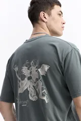 Remera de manga corta color gris oscuro, con escote redondo y estampado frontal con la frase "Immortal Dreams" en blanco.