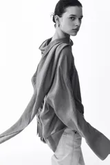 Blusa oversized de lyocell en color tostado, con cuello pañuelo drapeado y mangas largas raglán con puños anchos.