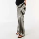 Pantalón de maternidad de corte recto y tiro alto, con estampado de rayas verticales en blanco y negro. Presenta cintura elástica diseñada para adaptarse al crecimiento de la panza durante el embarazo.