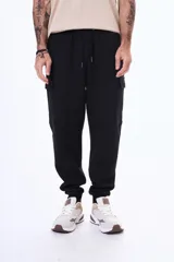 Pantalon cargo de felpa color negro, con bolsillos laterales tipo cargo, cintura elástica con cordón ajustable y puños elásticos en los tobillos.