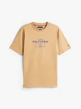 Remera de cuello redondo confeccionada en puro algodón, con corte regular. Presenta un logo gráfico estampado en el pecho y el logo de la marca bordado en la manga.