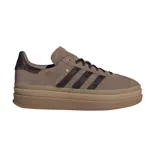 Championes Adidas Gazelle Bold W de gamuza en color marrón con detalles texturizados oscuros en las clásicas tres tiras y el talón. Cuenta con una suela de plataforma alta de goma translúcida.