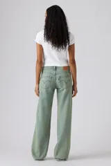 Pantalón de jean de tiro muy bajo con corte holgado y diseño de canesú en la cintura. Presenta un lavado desgastado en tono azul claro con costuras visibles.