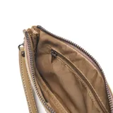 Sobre de mano tipo clutch marca XL Extra Large, confeccionado en material textil con textura gamuzada color tostado. Presenta cierre superior metálico, correa de muñeca extraíble y parche frontal con el logo de la marca.