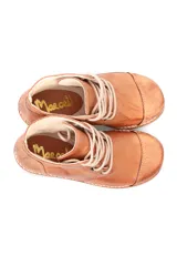 Bota acordonada color marrón de cuero con taco de madera.