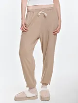 Pantalón de dormir de micro polar con tacto suave, diseño holgado, cintura elastizada con cordón ajustable, bolsillos laterales y puños elastizados en los tobillos.