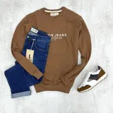 Buzo marrón de algodón con felpa, cuello redondo y puños y cintura acanalados. Estampado frontal con la inscripción "Duxon Jeans Los Angeles Est 1982" en color blanco.