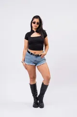Remera negra corta de manga corta, con cuello mao y un recorte cut-out en forma de lágrima en el pecho.