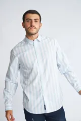 Camisa de manga larga con cuello clásico y cierre frontal abotonado. Presenta un estampado de cuadros en tonos azul marino y rojo. Confeccionada en algodón, cuenta con un corte slim fit y logo bordado en el pecho.