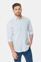 Camisa de lino de manga larga con diseño de rayas verticales en tonos verde y blanco, cuello camisero, cierre frontal de botones y bordado sutil en el pecho.
