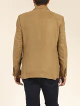 Saco sport marrón de gamuza ecológica con dos botones frontales y forro interno completo.