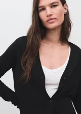 Cardigan de punto fino color negro, con escote en V, manga larga y cierre delantero con botones.