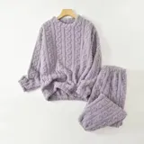 Conjunto de pijama de dos piezas confeccionado en plush suave con textura de ochos. Incluye una remera de manga larga con cuello redondo y un pantalón de corte recto con cintura elástica.