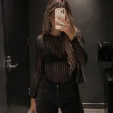 Body de manga larga con diseño de rayas verticales y acabado brillante. Presenta un tejido semitransparente ajustado al cuerpo con cuello redondo.