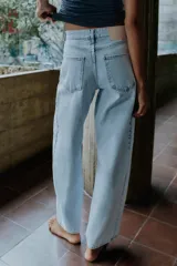 Jeans de tiro alto con cinco bolsillos y diseño de costuras verticales en el frente. Cierre frontal con cremallera y botón.