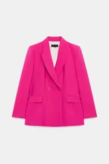 Blazer cruzado fucsia con cuello solapa, manga larga, bolsillos con solapa en el delantero y cierre frontal con botones forrados.