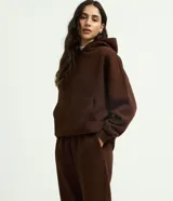 Pantalón jogger de mujer confeccionado en tejido fleece de algodón y poliéster. Presenta un corte holgado con cintura elástica y puños ajustados en el bajo.