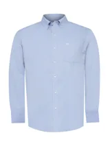 Camisa de vestir manga larga RKF, color azul claro, con cuello abotonado (button-down), bolsillo frontal con logo bordado y cierre de botones. Confeccionada con tecnología Travel 360º y tratamiento antiarrugas.