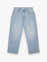 Jean de corte relajado y tiro medio, confeccionado en denim de algodón. Presenta pierna ancha, diseño de cinco bolsillos y un lavado claro con efecto vintage.