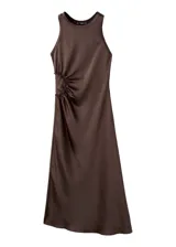 Vestido midi de satén color marrón, sin mangas, con cuello redondo y diseño fruncido con abertura lateral en la cintura.