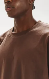 Remerón de algodón premium color marrón chocolate, con corte extra oversize, hombros caídos y cuello redondo rib al tono.