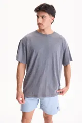 Remera oversize de manga corta y cuello redondo, confeccionada en algodón con acabado lavado estilo vintage.