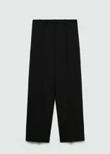 Pantalon de vestir de corte recto y tiro medio, con detalle de pinzas en la parte frontal, bolsillos laterales y bolsillos de ribete en la parte posterior. Cuenta con cierre oculto de botón, gancho y cremallera.