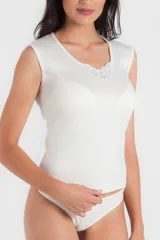 Camiseta interior blanca sin mangas con detalle de encaje en el escote.