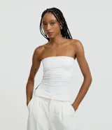 Blusa palabra de honor Blue Steel confeccionada en microfibra blanca, de corte ajustado al cuerpo y diseño liso con abertura lateral.