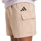 Bermuda color beige con bolsillos tipo cargo y logo de Adidas estampado en negro en el muslo.