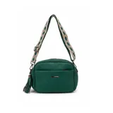 Cartera bandolera color verde oscuro, con textura granulada, cierre superior y bolsillo frontal. Incluye una correa ajustable con diseño geométrico tejido y un detalle de borla colgante en el lateral.