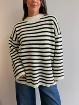 Sweater tejido de punto con diseño a rayas horizontales, cuello redondo y mangas largas con caída holgada.