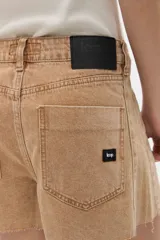 Short de jean tiro alto en color marrón claro, con pinzas delanteras y calce relajado.