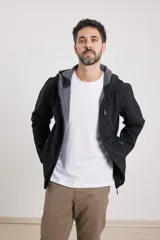 Campera de hombre color azul marino, con capucha y cierre frontal. Confeccionada en material tipo neopreno, presenta puños con orificio para el pulgar.