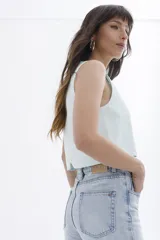 Pantalón de jean celeste de corte recto.