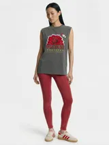 Musculosa de algodón color gris oscuro con efecto lavado, cuello redondo y estampa frontal con diseño floral y tipografía "Voltage Festival".