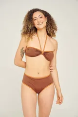 Traje de baño de dos piezas color negro con estampado de cebra. El corpiño es strapless con tirantes finos removibles y la bombacha es tipo colaless con tiras finas ajustables en los laterales.