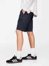 Short de corte skinny, color azul marino, con cierre de botón y cremallera, bolsillos laterales y traseros.