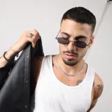 Lentes de sol con marco metálico dorado de forma rectangular y cristales oscuros. Cuentan con protección UV400.