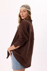 Camisa marrón de muselina, corte holgado, manga larga y botones al tono.