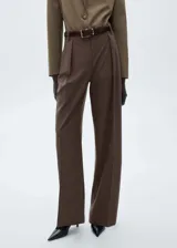 Pantalón de vestir marrón con trabillas, tiro medio, pinzas, diseño recto, bolsillos laterales y bolsillo de ribete en la parte posterior.