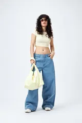 Top corto negro de punto acanalado con escote redondo, mangas cortas y ribetes blancos en cuello y mangas.