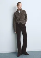 Pantalón de jean marrón oscuro, de tiro medio con diseño de corte recto y acabado ligeramente acampanado.