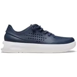 Championes Crocs modelo InMotion Pacer, de color lila con suela blanca. Cuentan con diseño de cordones elásticos y perforaciones laterales para mayor ventilación.