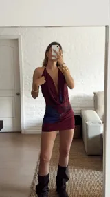 Vestido corto de microtul con estampado abstracto en tonos bordó y azul, diseño con escote profundo y espalda descubierta.