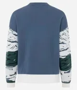 Suéter de punto jacquard con diseño de paisaje invernal y oso esquiando. Presenta cuello redondo, mangas largas y terminaciones acanaladas en puños y ruedo.
