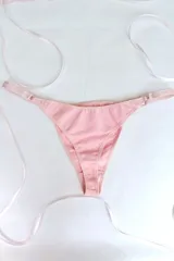 Tanga tiro medio de algodón elastizado color negro, con cintura de elástico fino regulable.