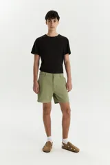 Bermuda de gabardina color verde oliva, corte recto y largo a la rodilla.