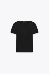 Camiseta de manga corta color beige, con cuello redondo y corte slim fit.