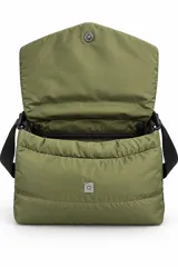 Cartera bandolera negra de diseño puffer acolchado, con solapa y costuras chevron. Cuenta con una correa ajustable de cinta resistente y un detalle de etiqueta frontal con el logo grabado.